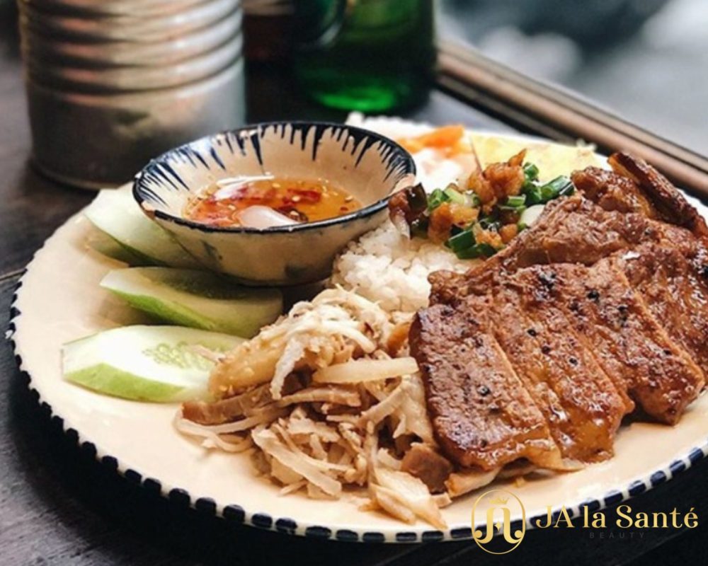 1 Dĩa cơm sườn bì có khoảng 627 calo